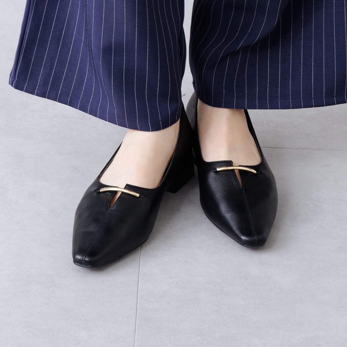 【26SS/WEB限定デザイン】メタルバーアクセントパンプス/ 640013