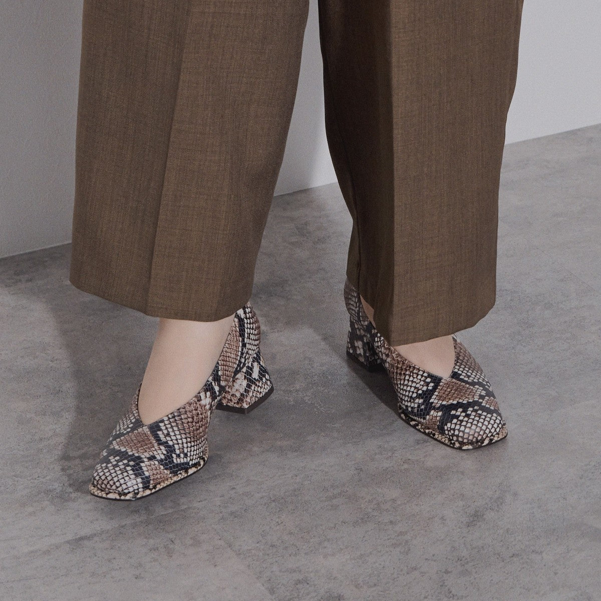 【SALE】Vカットチャンキーヒールパンプス/544311