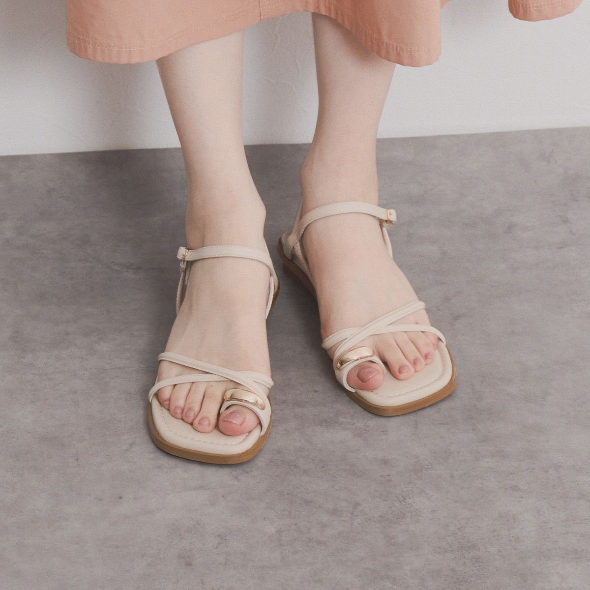 【SALE】メタルモチーフナローストラップサンダル/554210