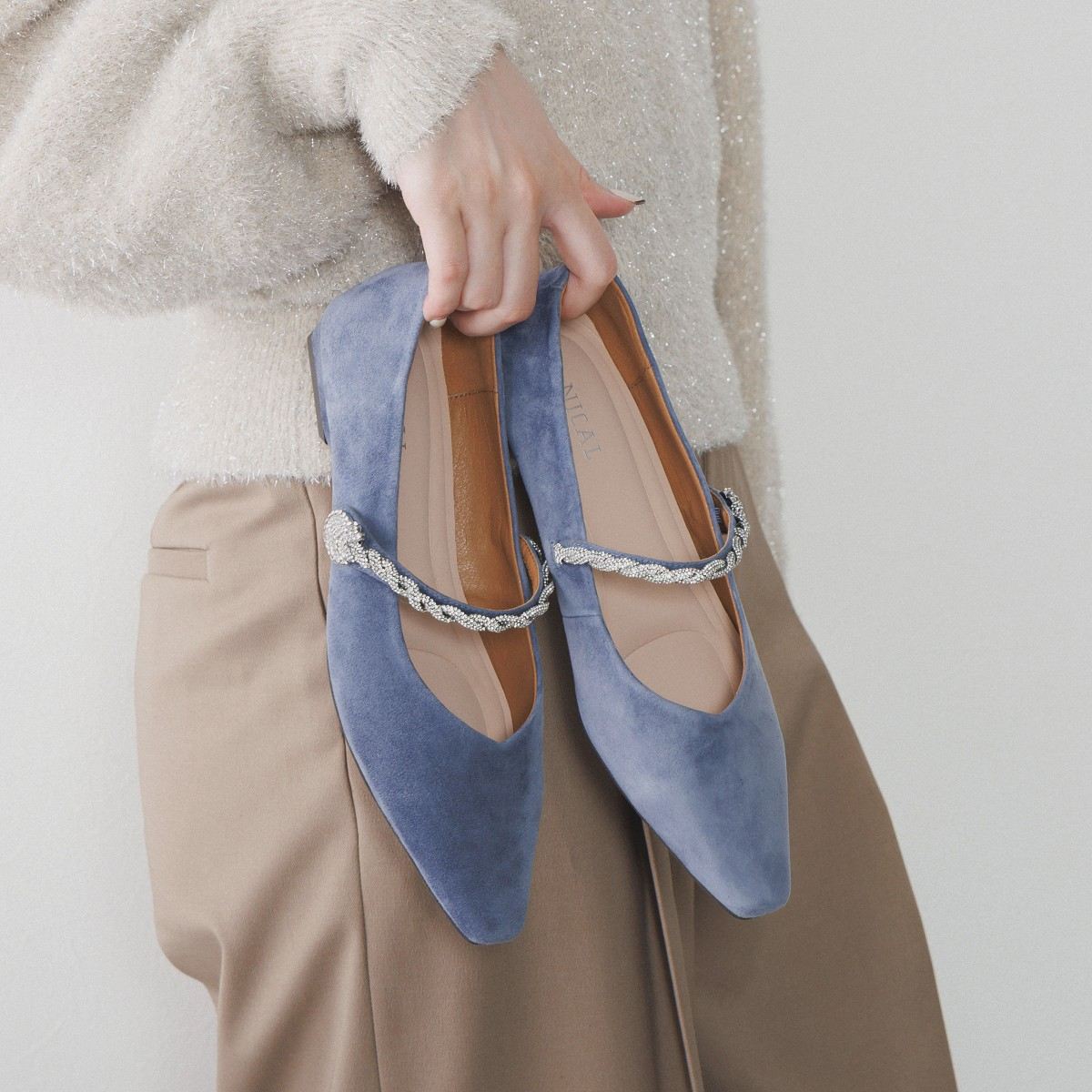 【25AW】ラインストーンツイストストラップパンプス/554308