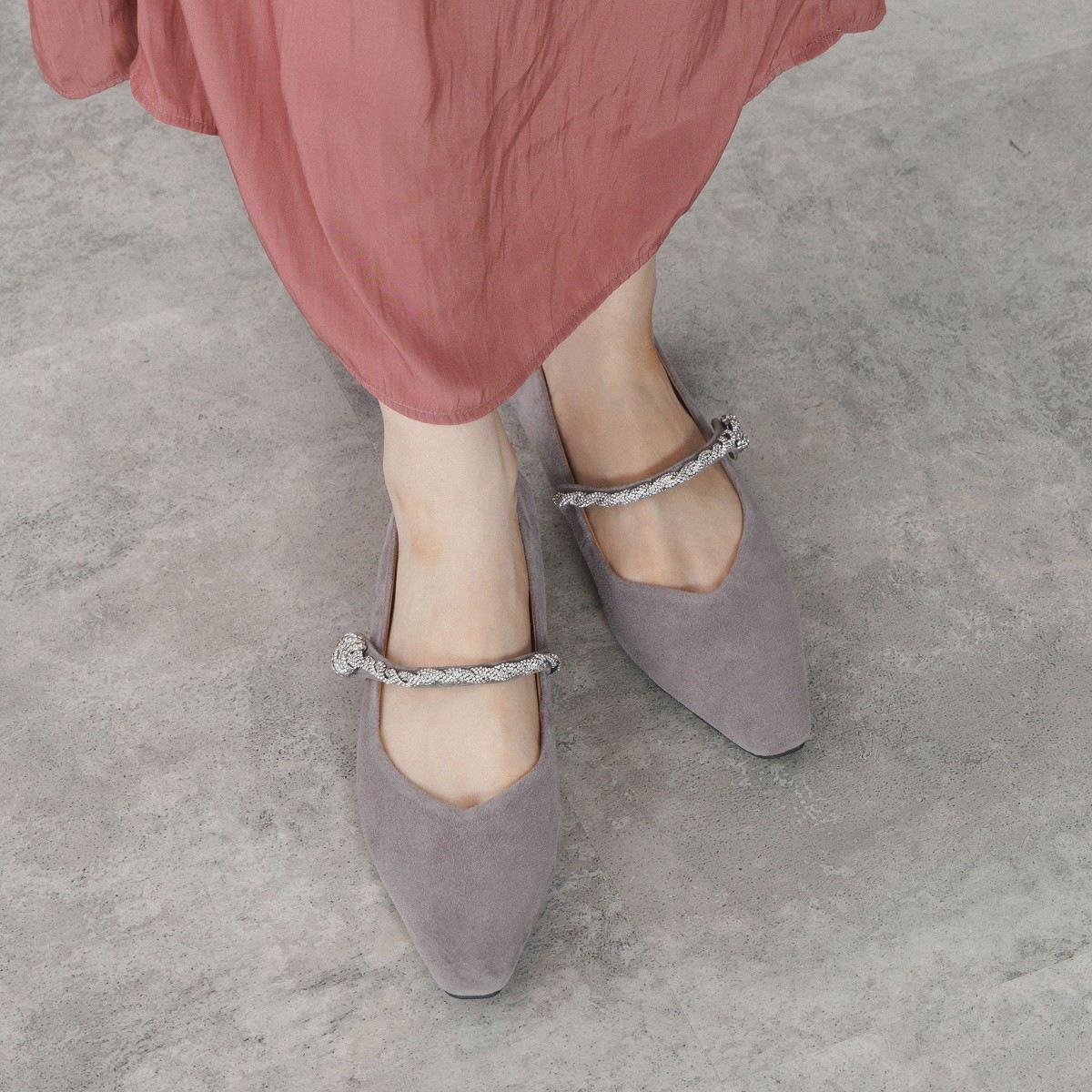 【25AW】ラインストーンツイストストラップパンプス/554308