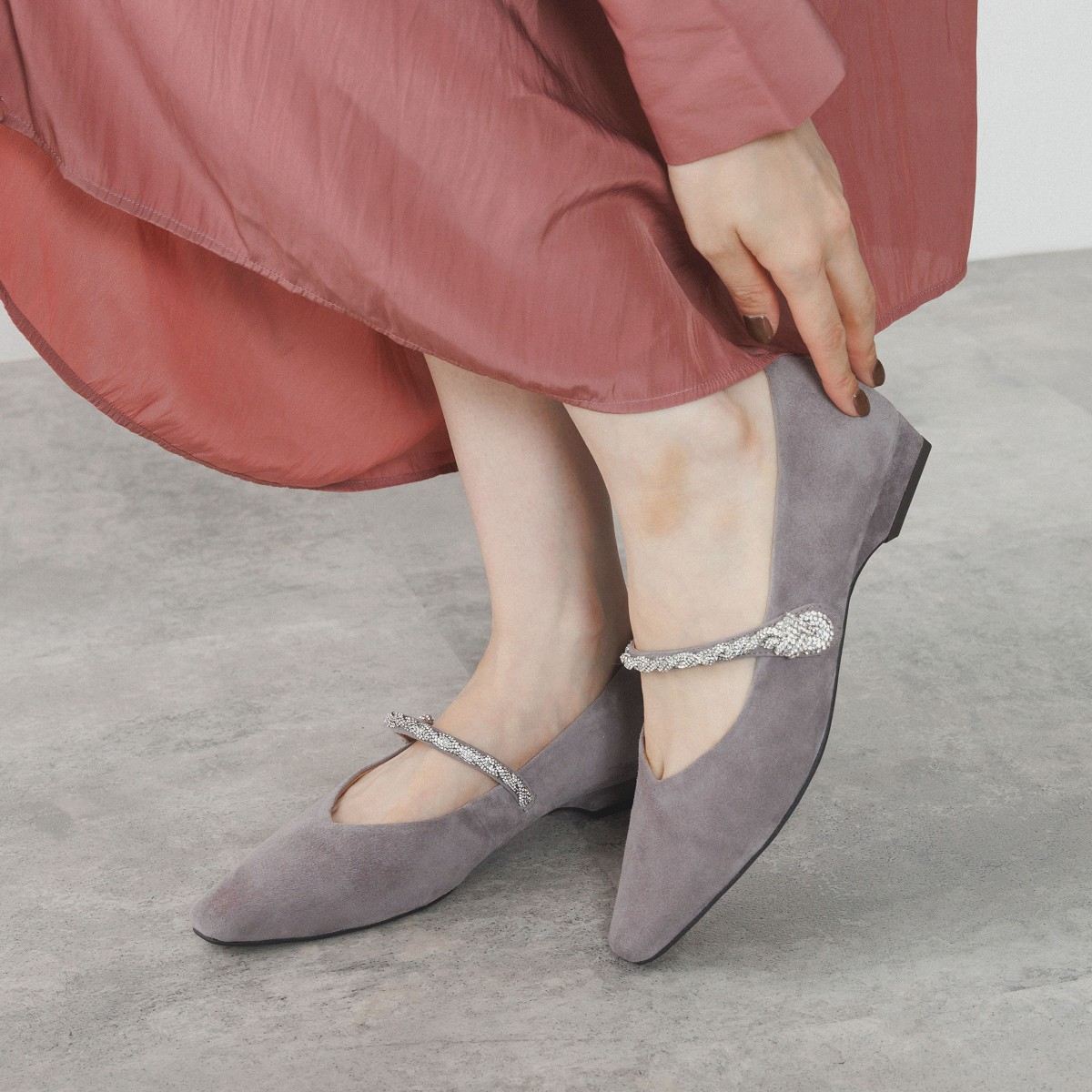 【25AW】ラインストーンツイストストラップパンプス/554308