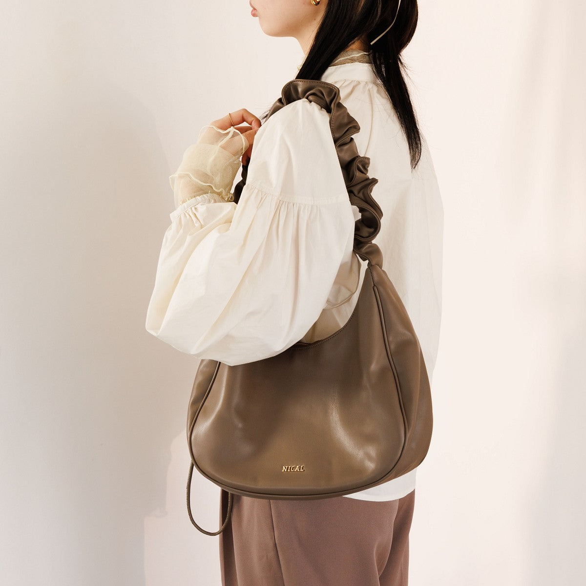 《予約/11月上旬入荷予定》ギャザーハンドルバッグ/554382