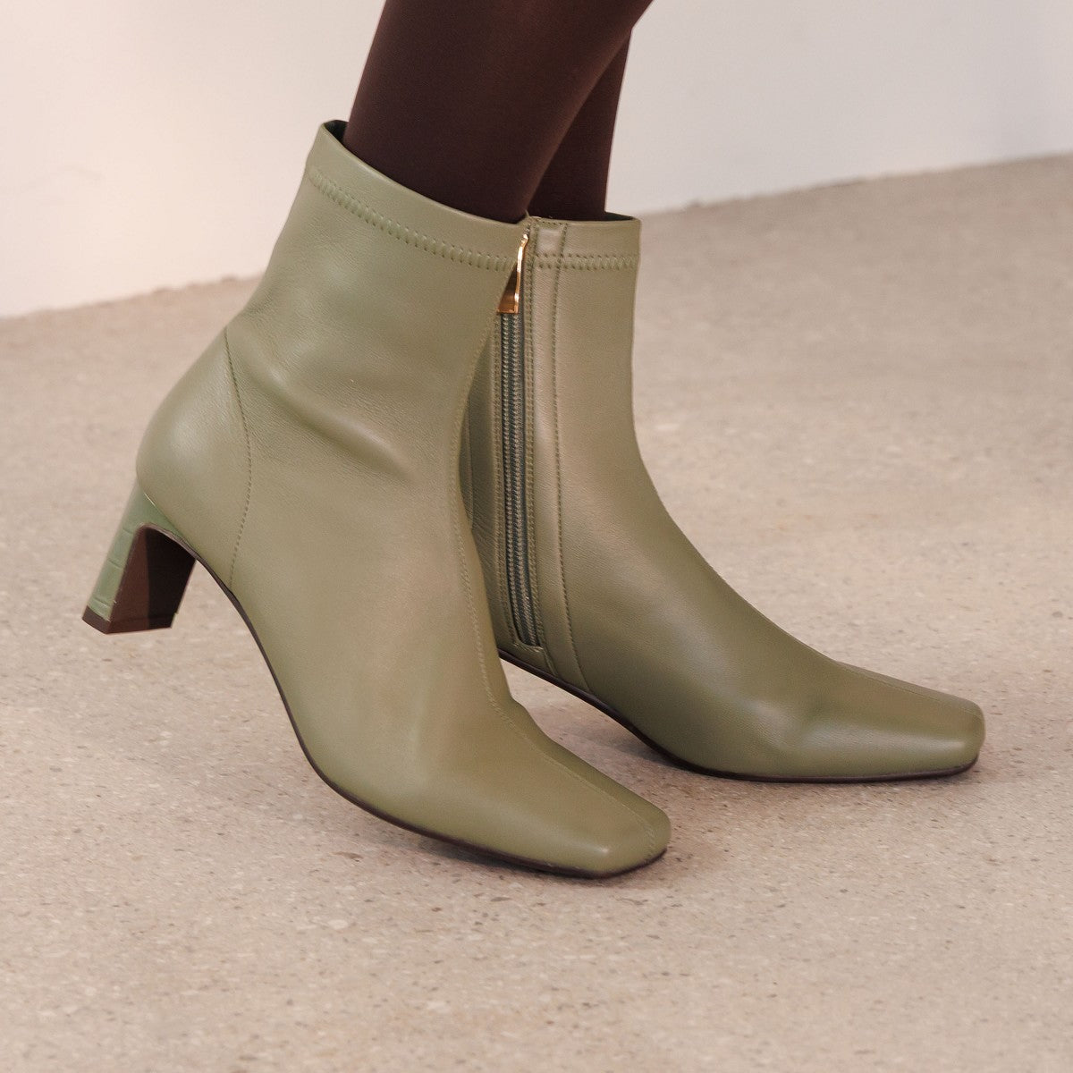 【25AW】スクエアトゥストレッチプレートヒールブーツ/554405