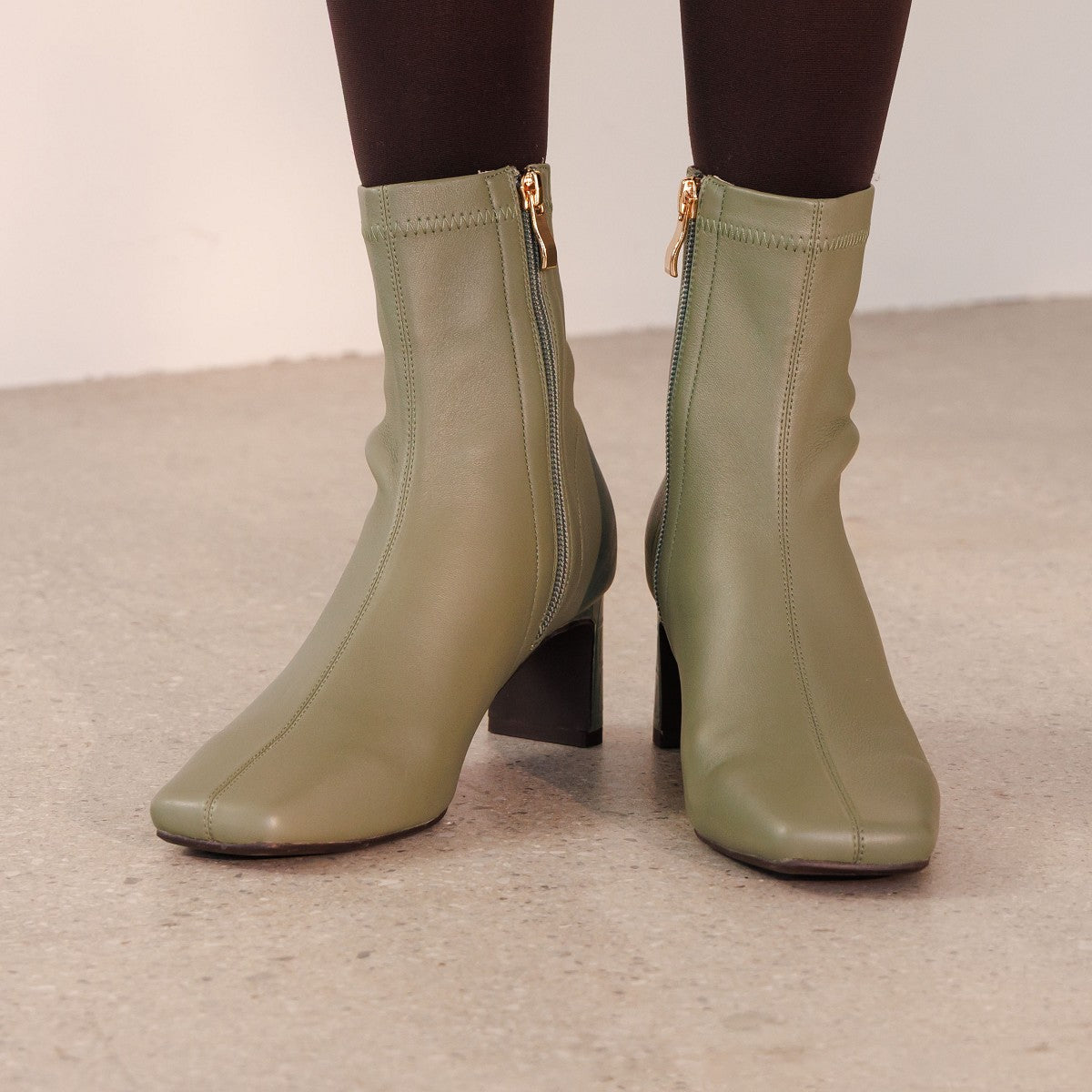 【25AW】スクエアトゥストレッチプレートヒールブーツ/554405