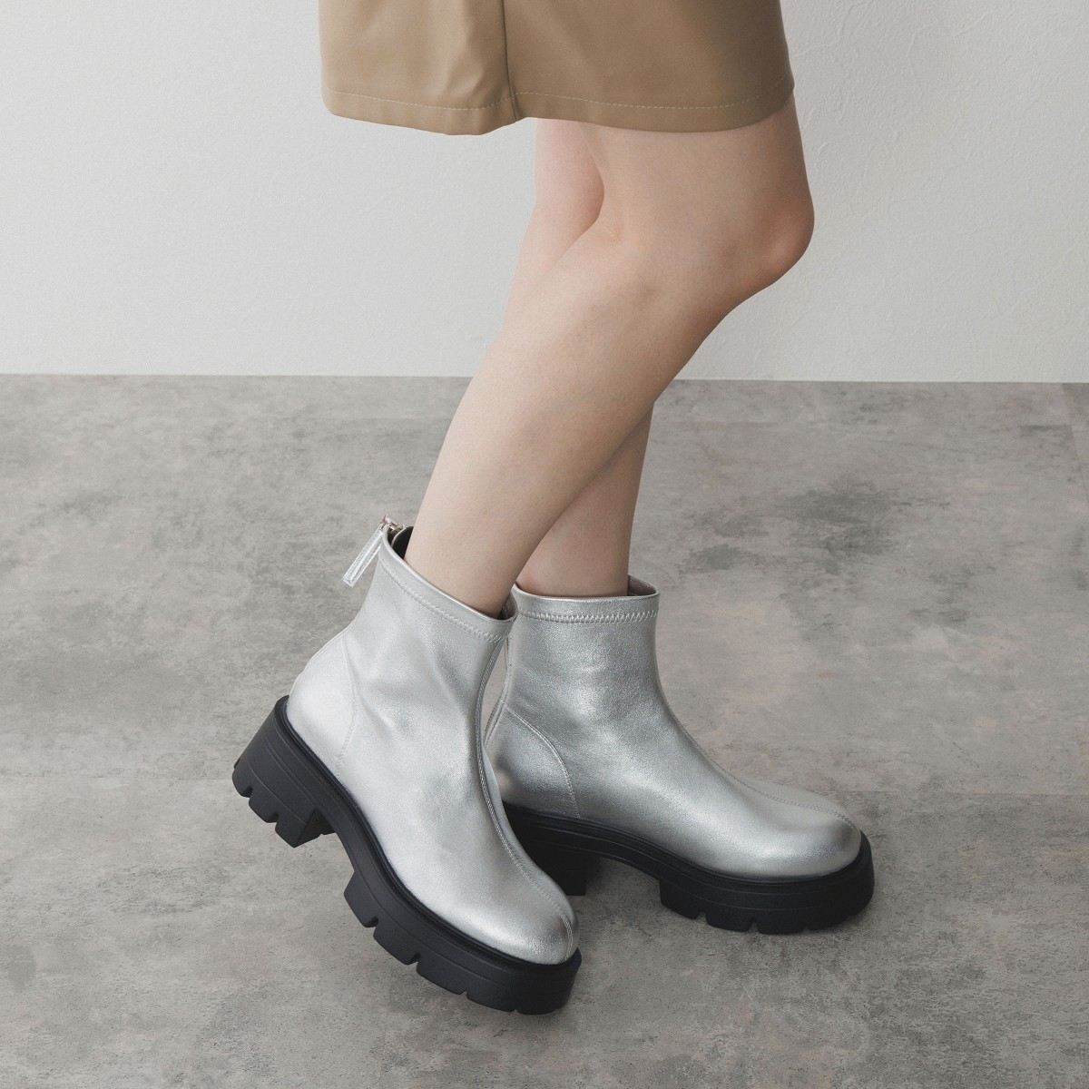 【25AW】バックファスナー厚底ブーツ/554406