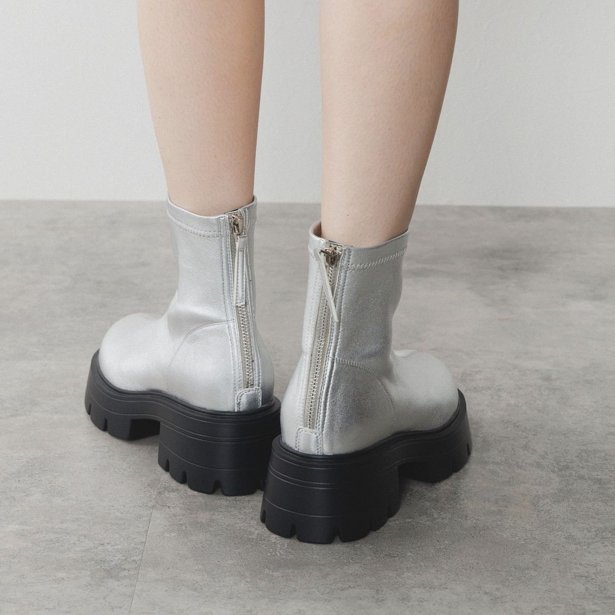 【25AW】バックファスナー厚底ブーツ/554406