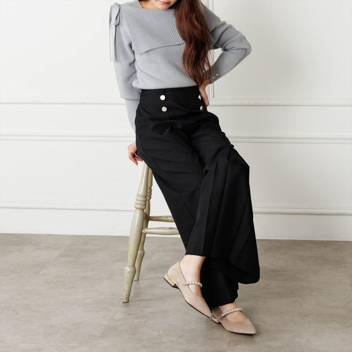 《予約/9月中旬入荷予定》【26AW】パールストラップパンプス/564304