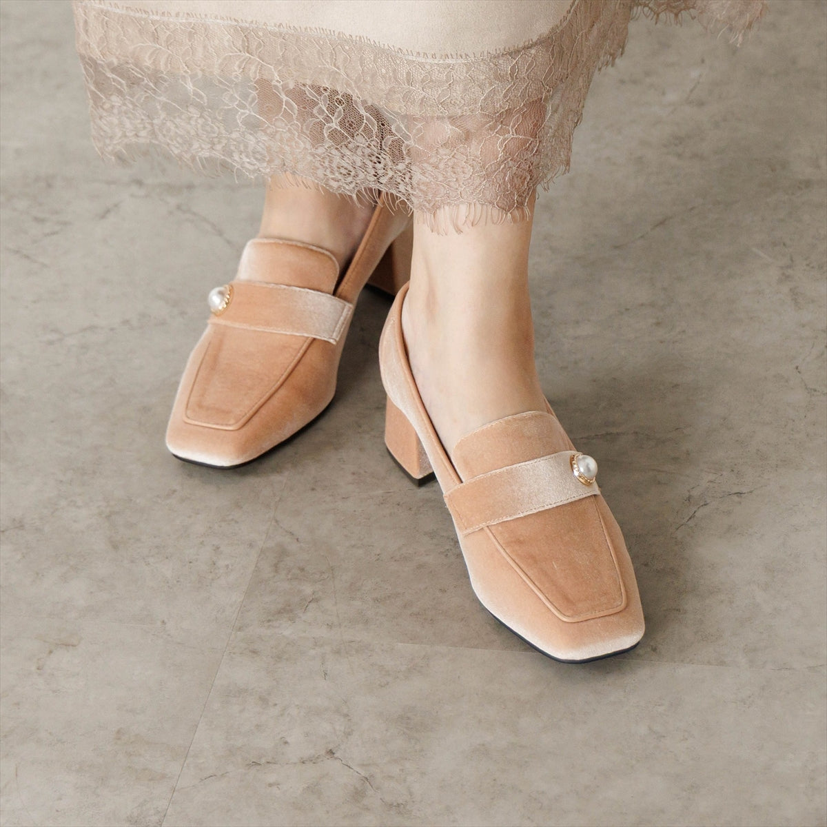 《予約/10月上旬入荷予定》【26AW】パールモチーフヒールローファー/564310