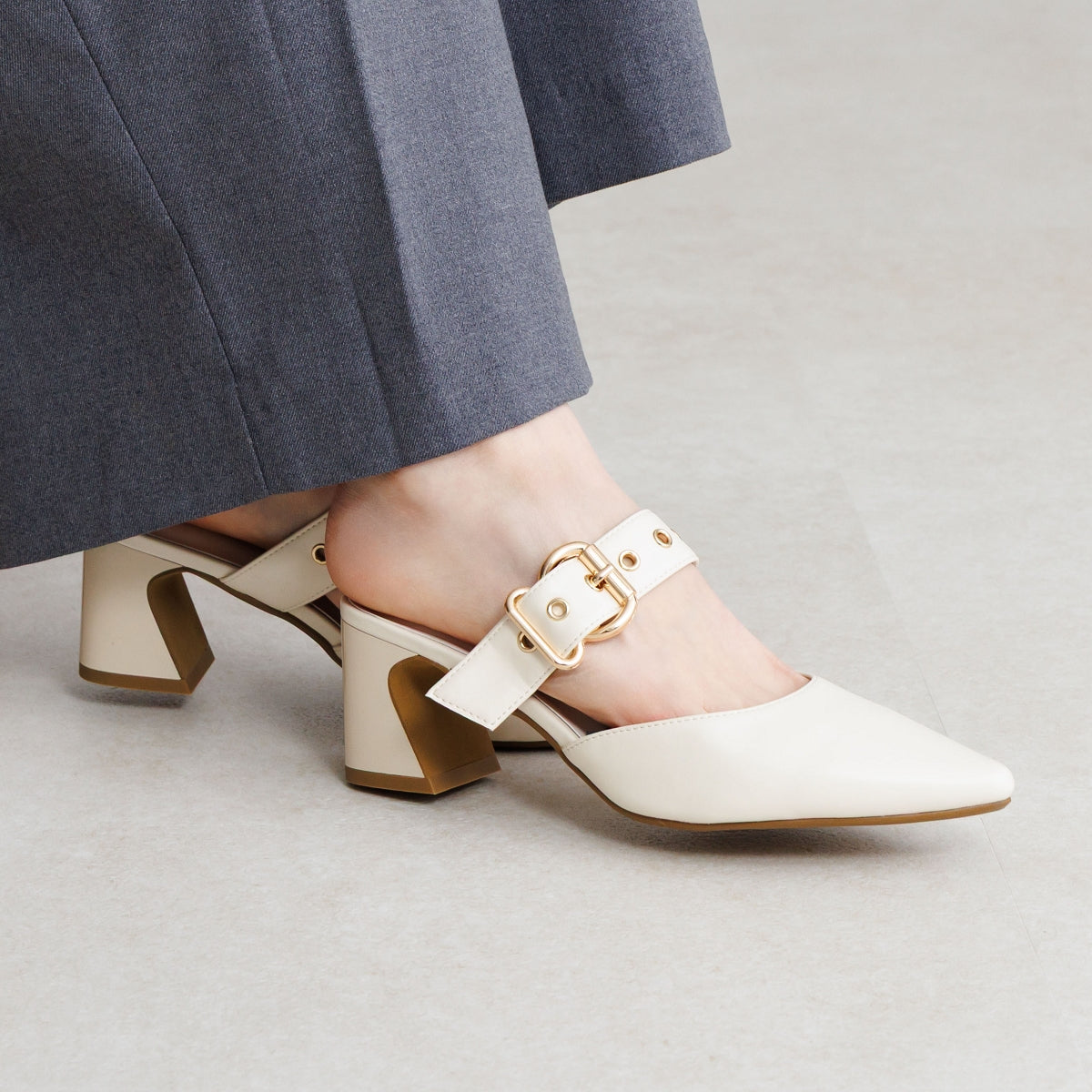 《予約/4月下旬入荷予定》メタルアクセントミュールパンプス/640012