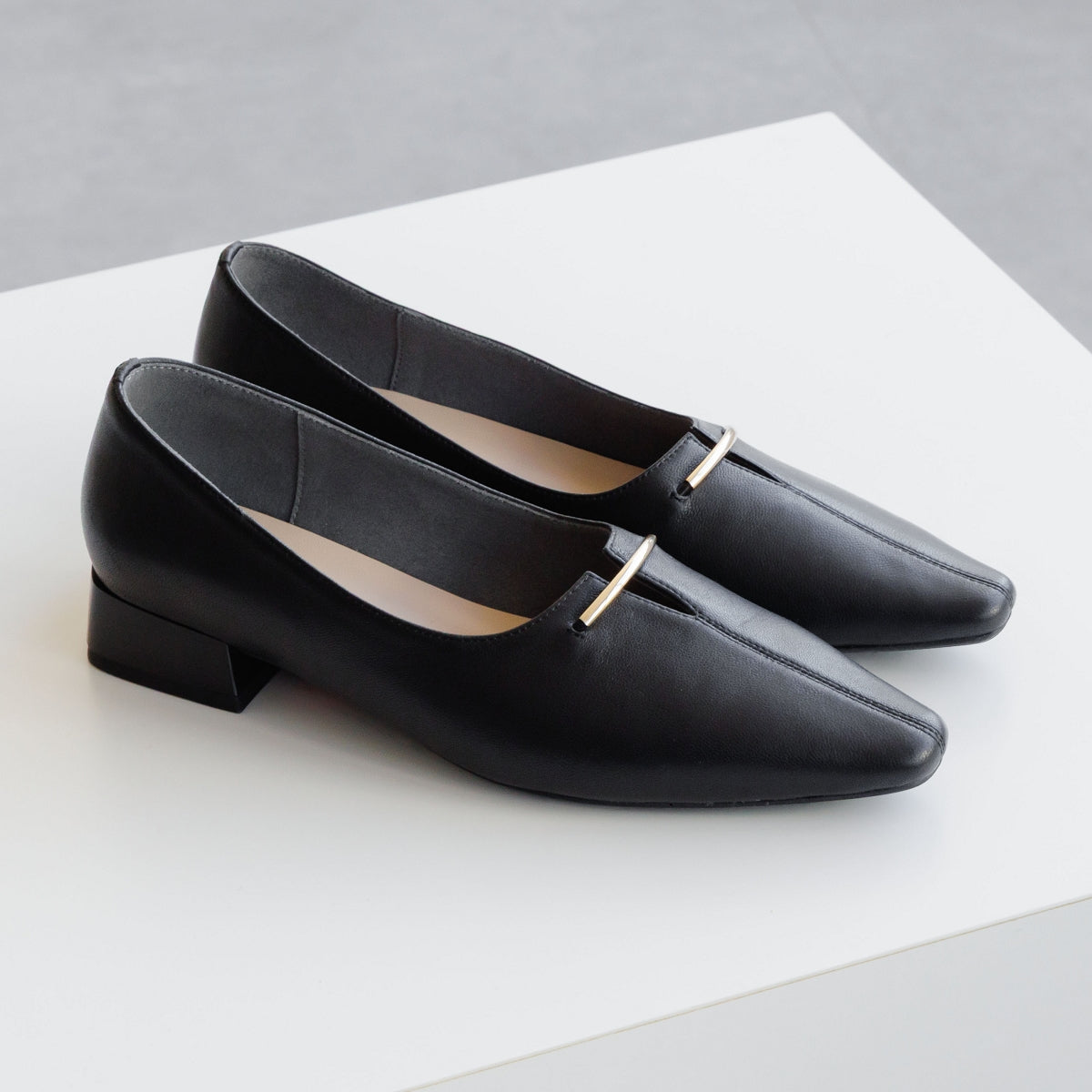 《予約/4上旬入荷予定》メタルバーアクセントパンプス/ 640013