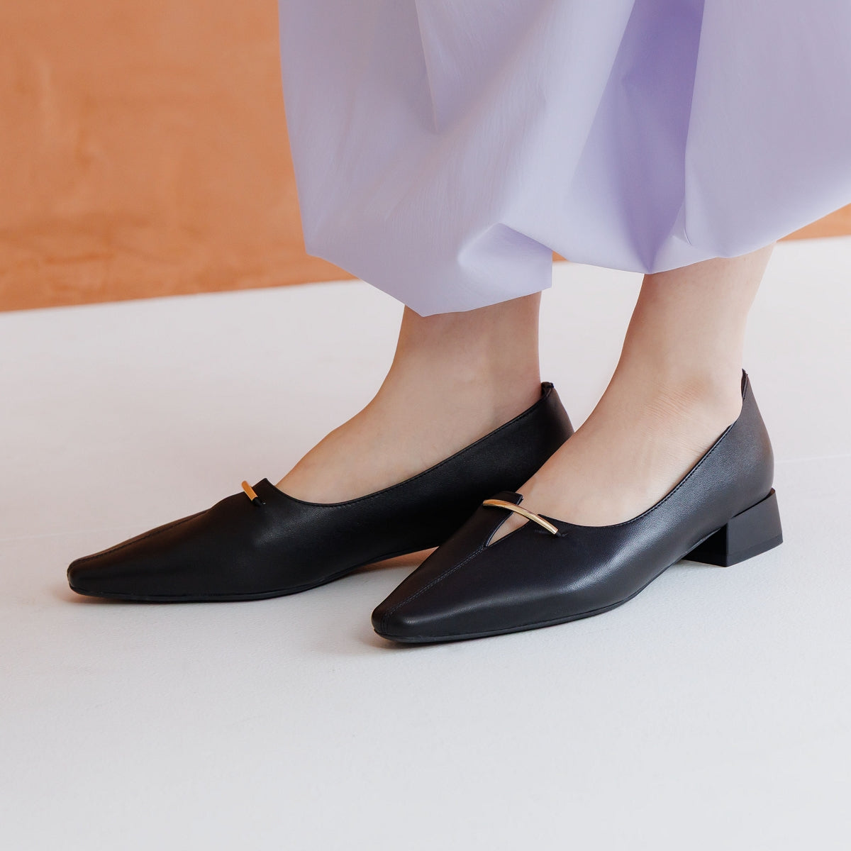 【26SS/WEB限定デザイン】メタルバーアクセントパンプス/ 640013