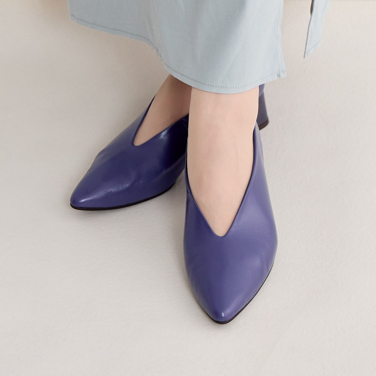 Vカットブロックヒールパンプス/641309