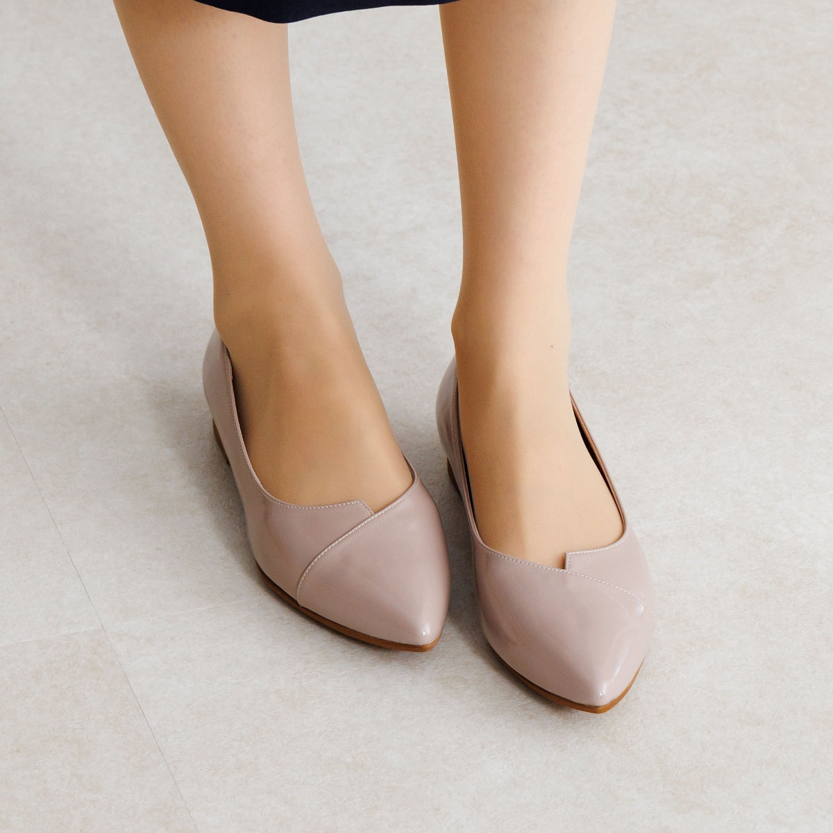 【26SS新色追加】アシンメトリーVカットフラットパンプス/641316