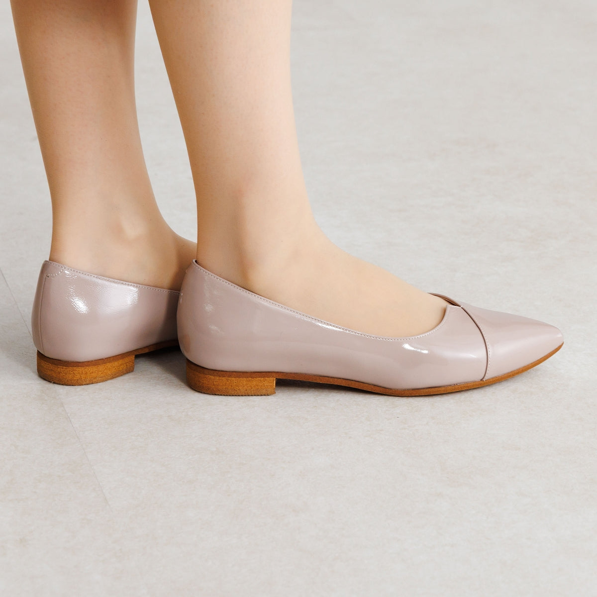 【26SS新色追加】アシンメトリーVカットフラットパンプス/641316