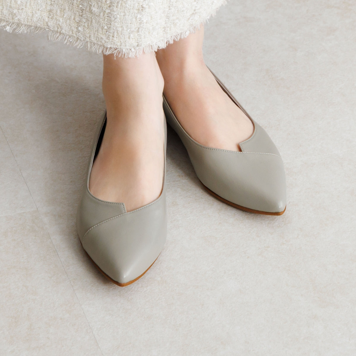 【26SS新色追加】アシンメトリーVカットフラットパンプス/641316