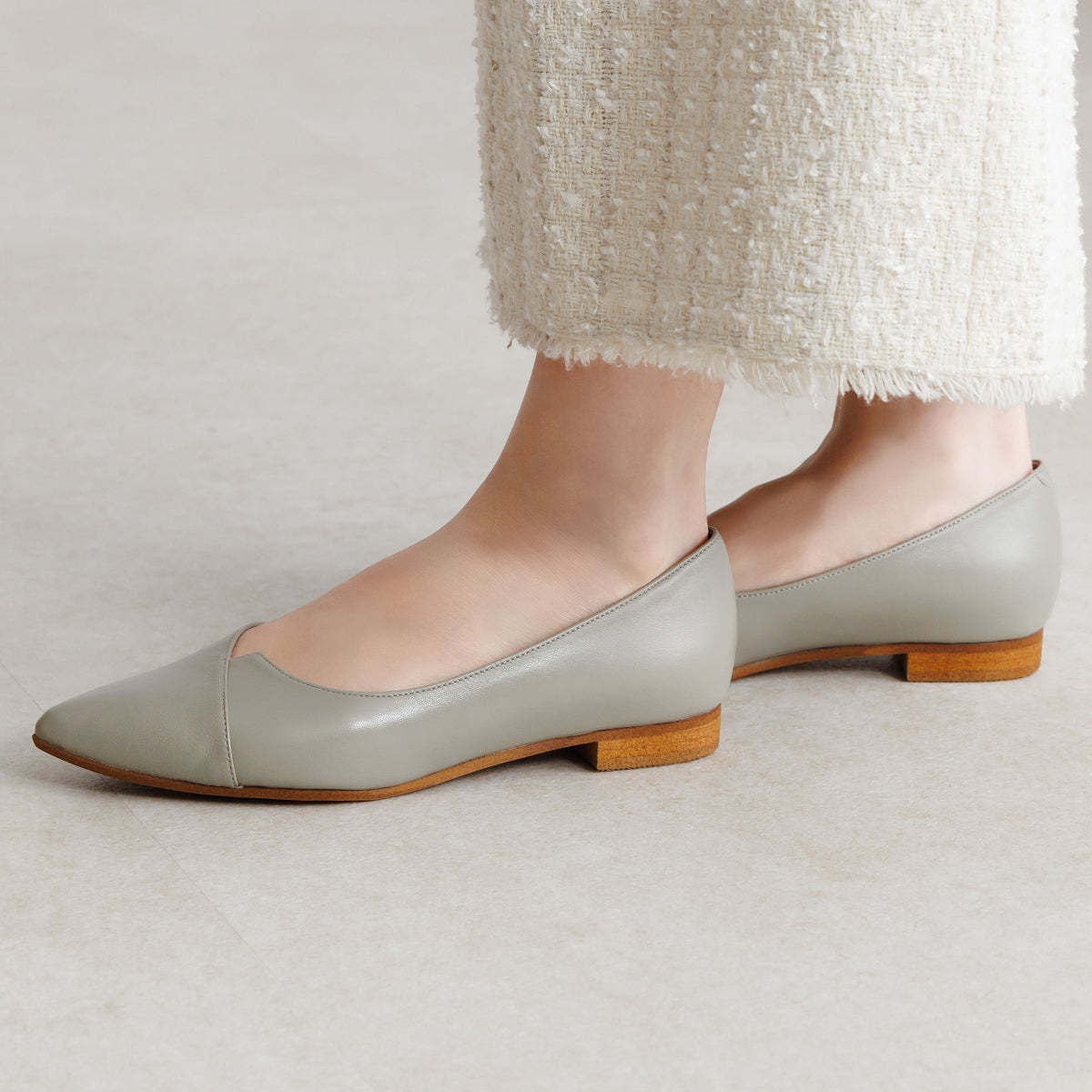 【26SS新色追加】アシンメトリーVカットフラットパンプス/641316