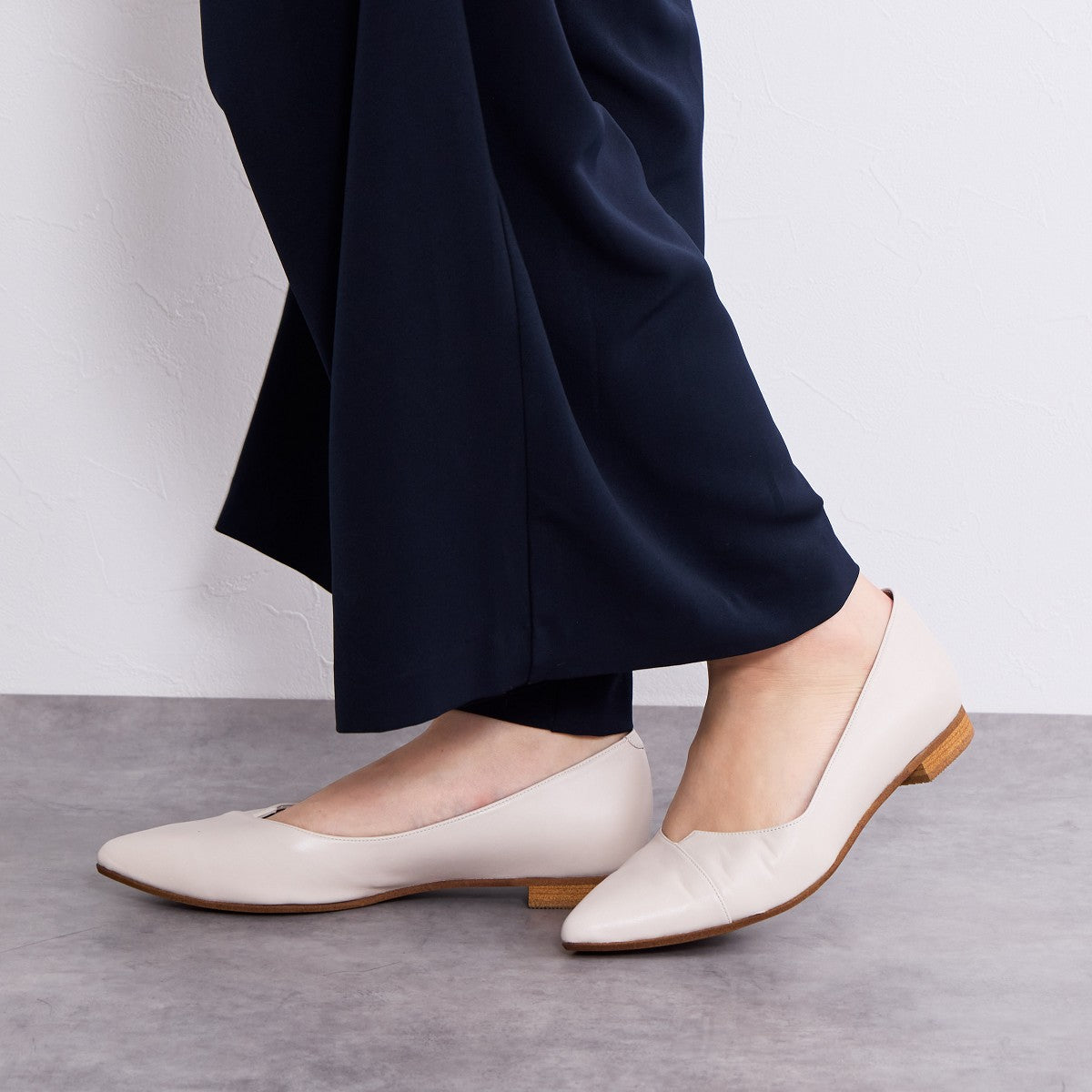 【26SS新色追加】アシンメトリーVカットフラットパンプス/641316