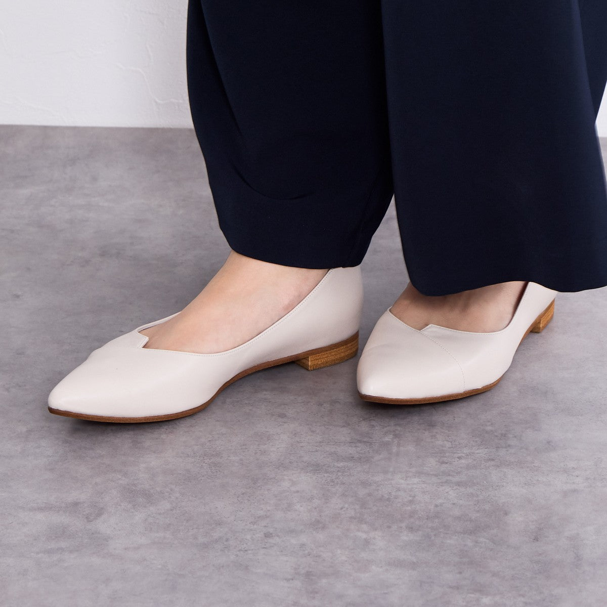 【26SS新色追加】アシンメトリーVカットフラットパンプス/641316