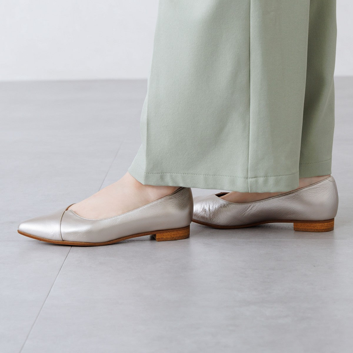 【26SS新色追加】アシンメトリーVカットフラットパンプス/641316