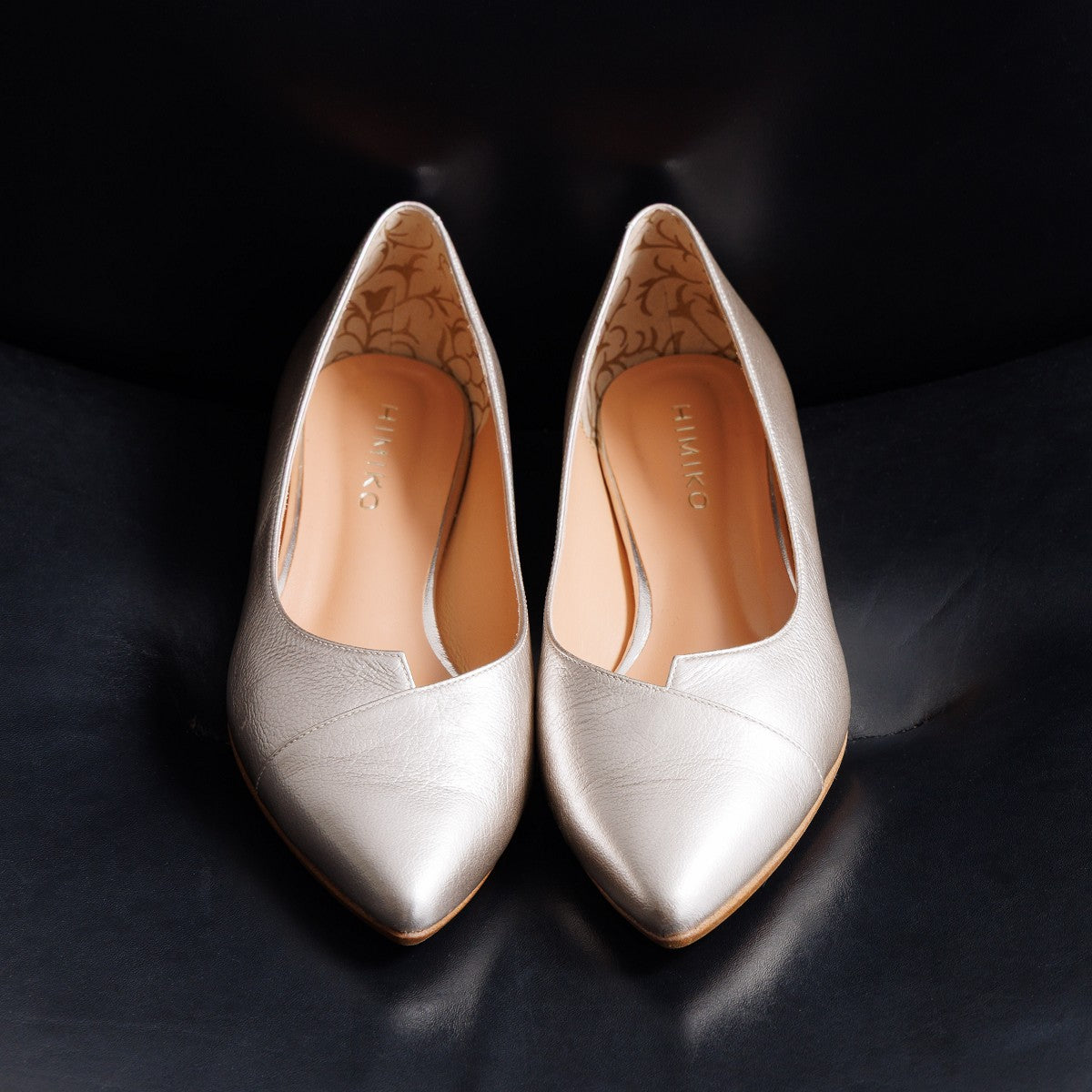 【25AW新色】アシンメトリーVカットフラットパンプス/641316