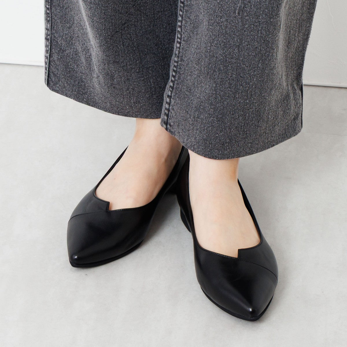 【25AW新色】アシンメトリーVカットフラットパンプス/641316