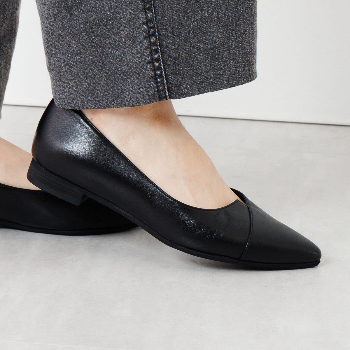 【26SS新色追加】アシンメトリーVカットフラットパンプス/641316