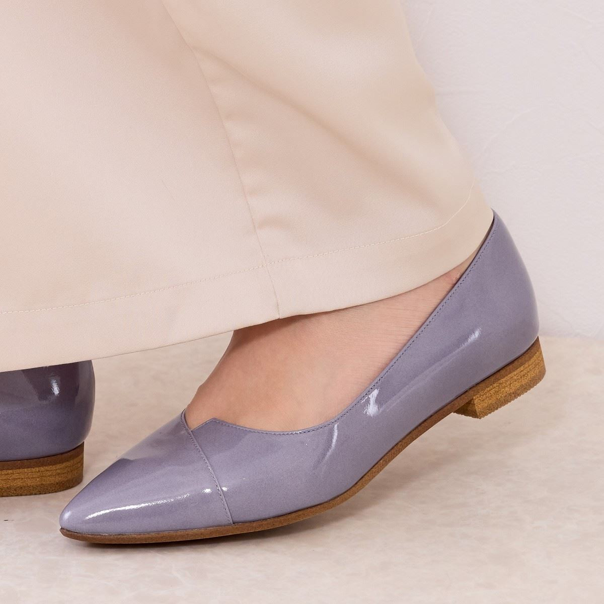 【26SS新色追加】アシンメトリーVカットフラットパンプス/641316