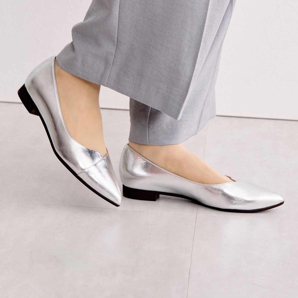 【26SS新色追加】アシンメトリーVカットフラットパンプス/641316