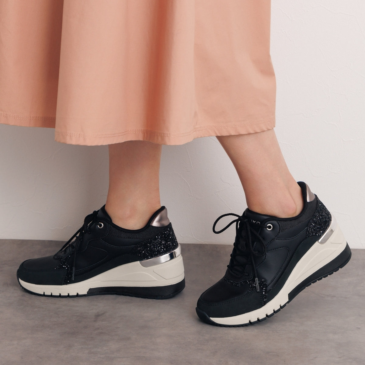 【SALE】美脚ヒールアップスニーカー/647101