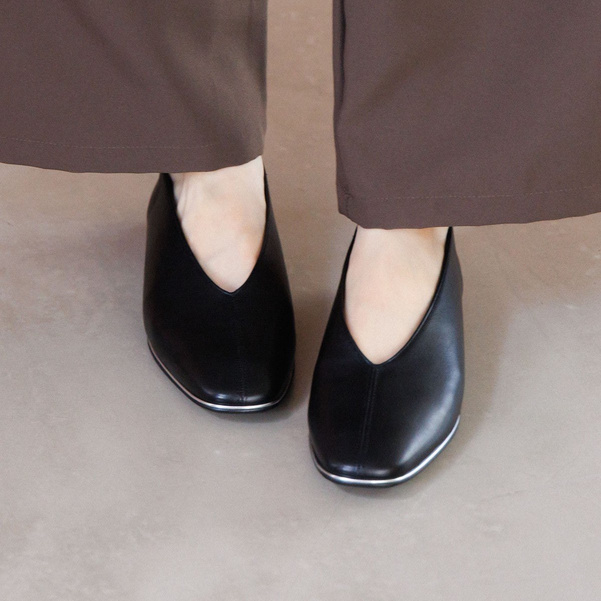 【SALE】メタルラインVカットパンプス/651113