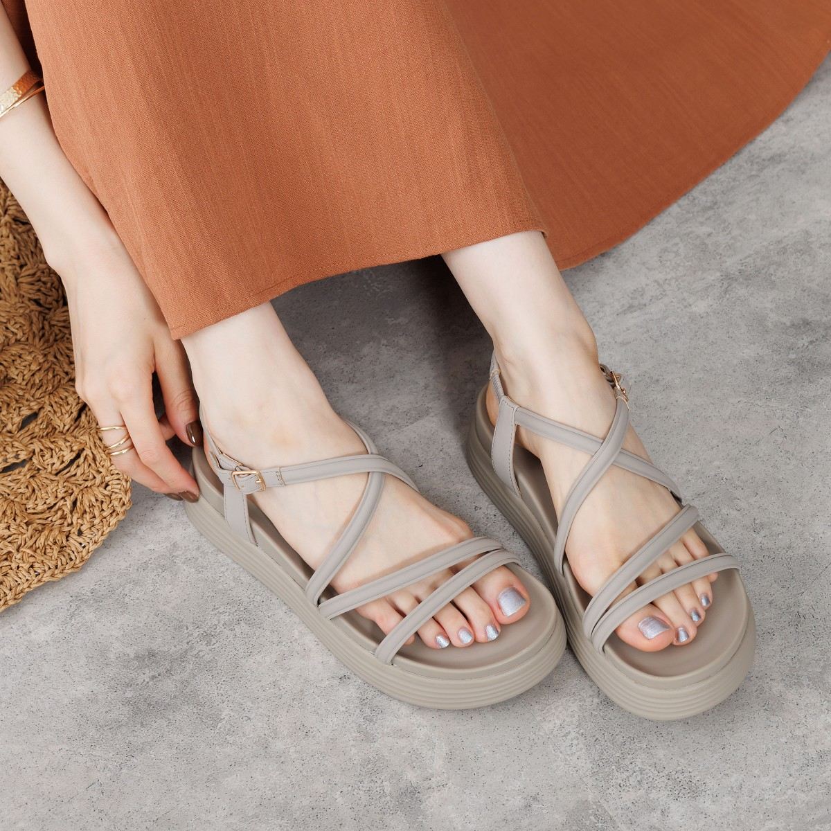 週末限定20%オフ【WEB限定デザイン】クロスストラップサンダル/651250