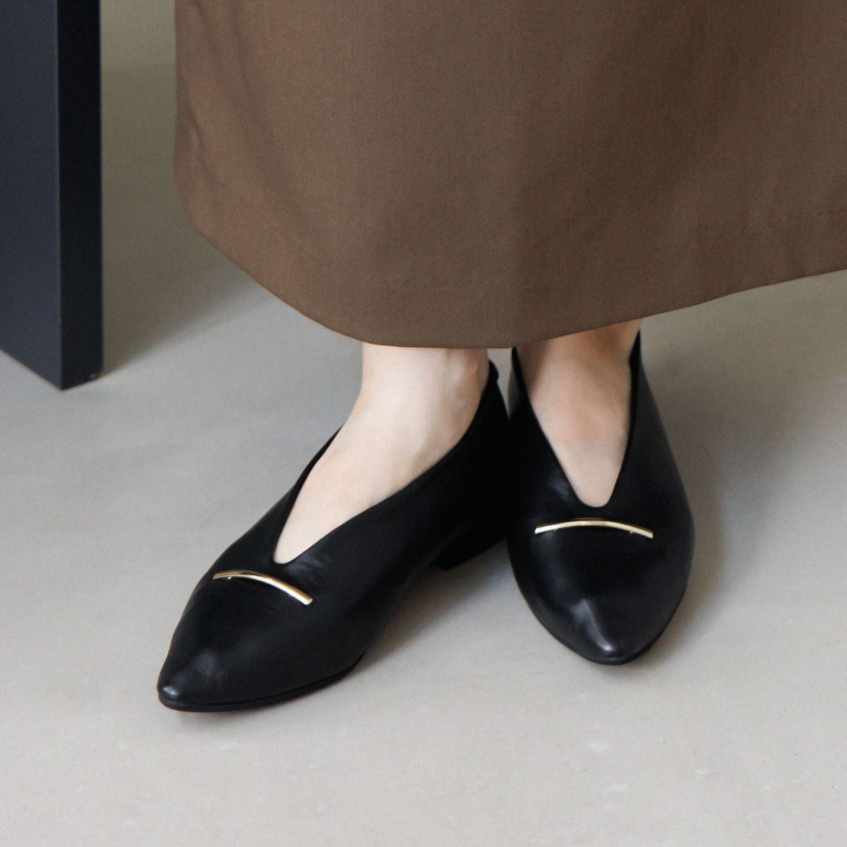 【25AW】メタルバーフラットパンプス/651303