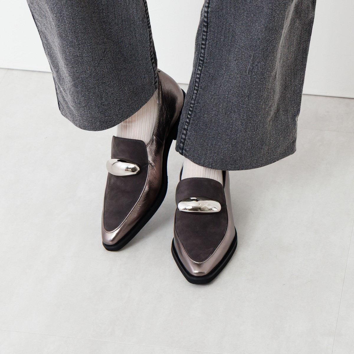 【25AW】軽量ソールオーバルモチーフローファー/651306