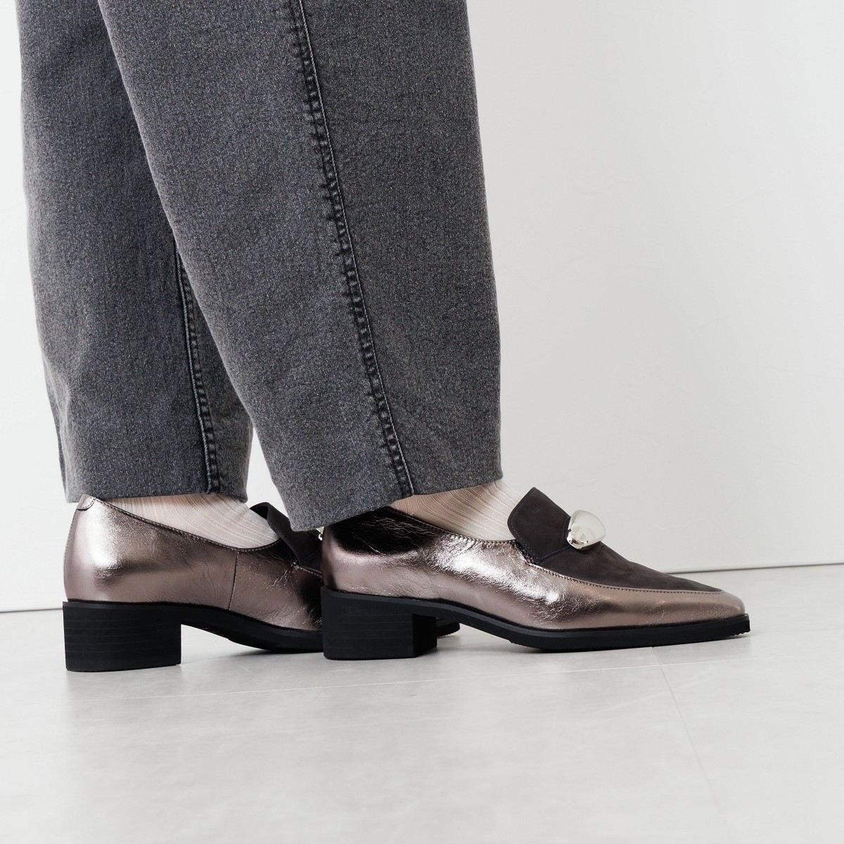 【25AW】軽量ソールオーバルモチーフローファー/651306