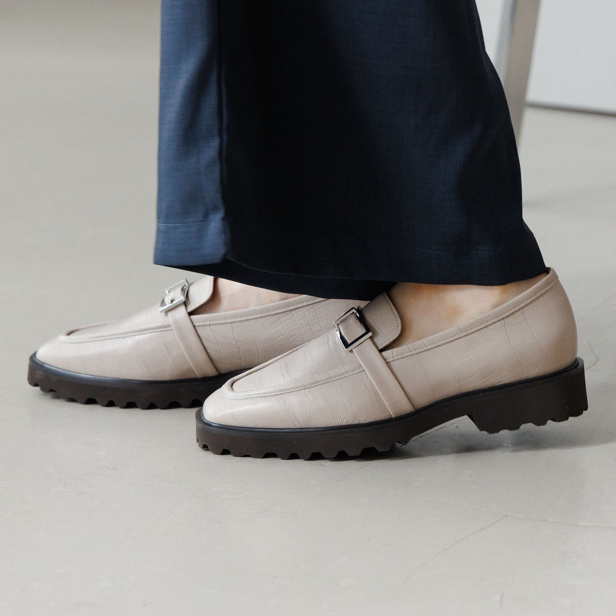 【25AW】トラックソールスクエアバックルローファー/651321