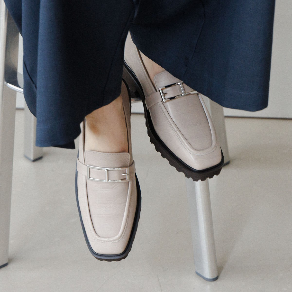 【25AW】トラックソールスクエアバックルローファー/651321