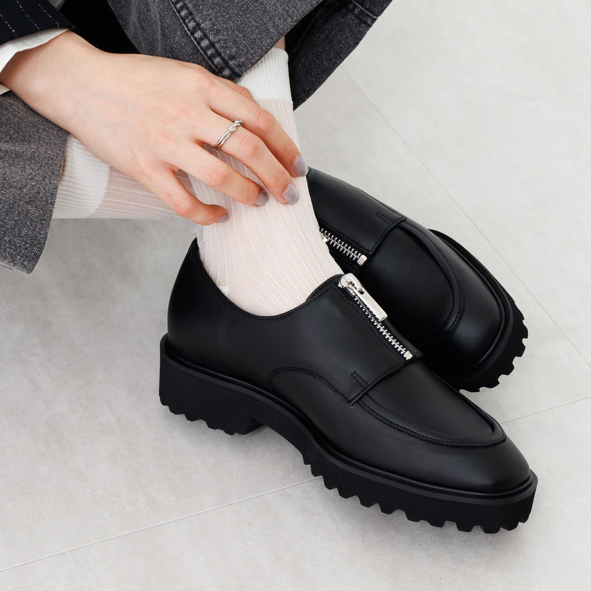 【25AW】トラックソールセンタージップローファー/651325