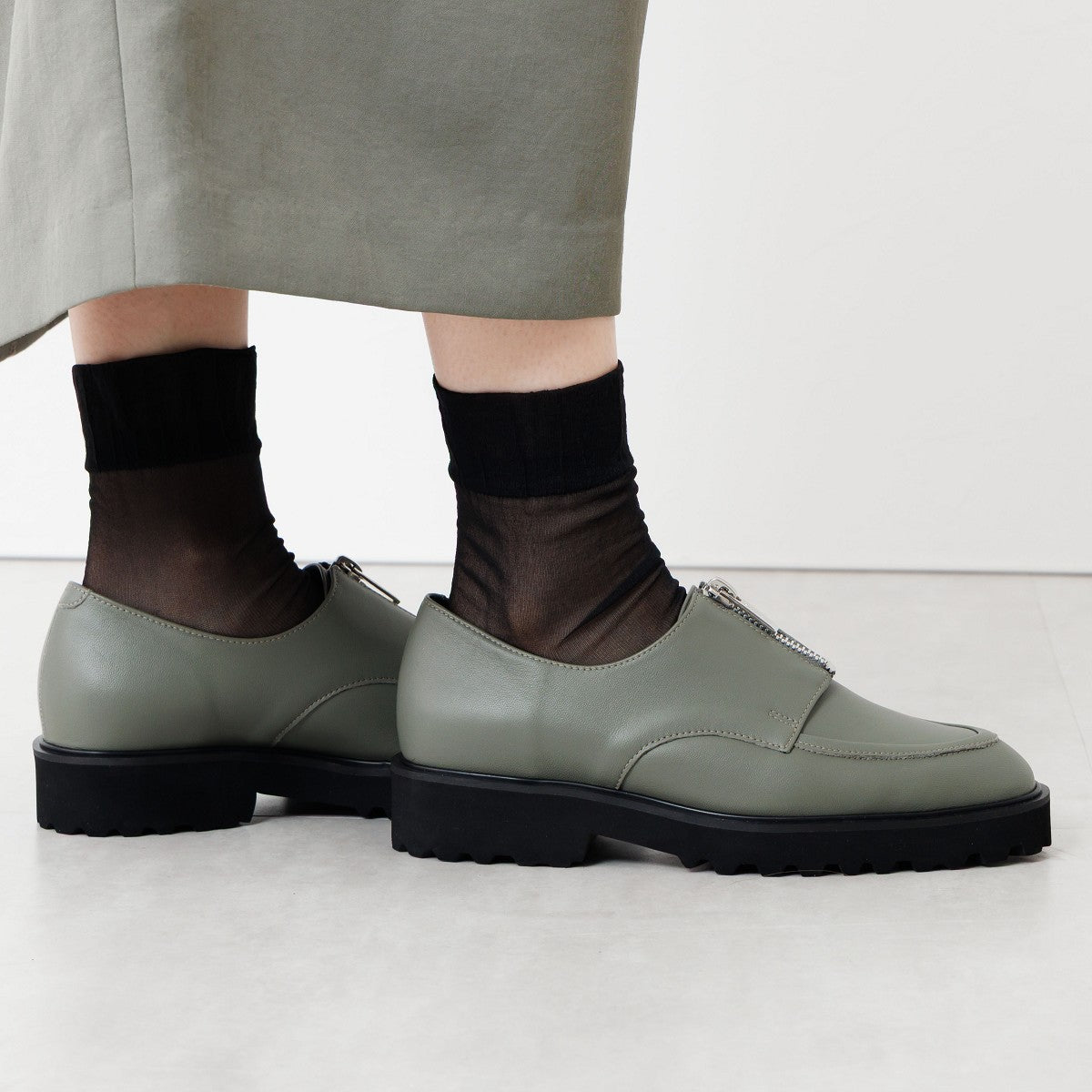 【25AW】トラックソールセンタージップローファー/651325