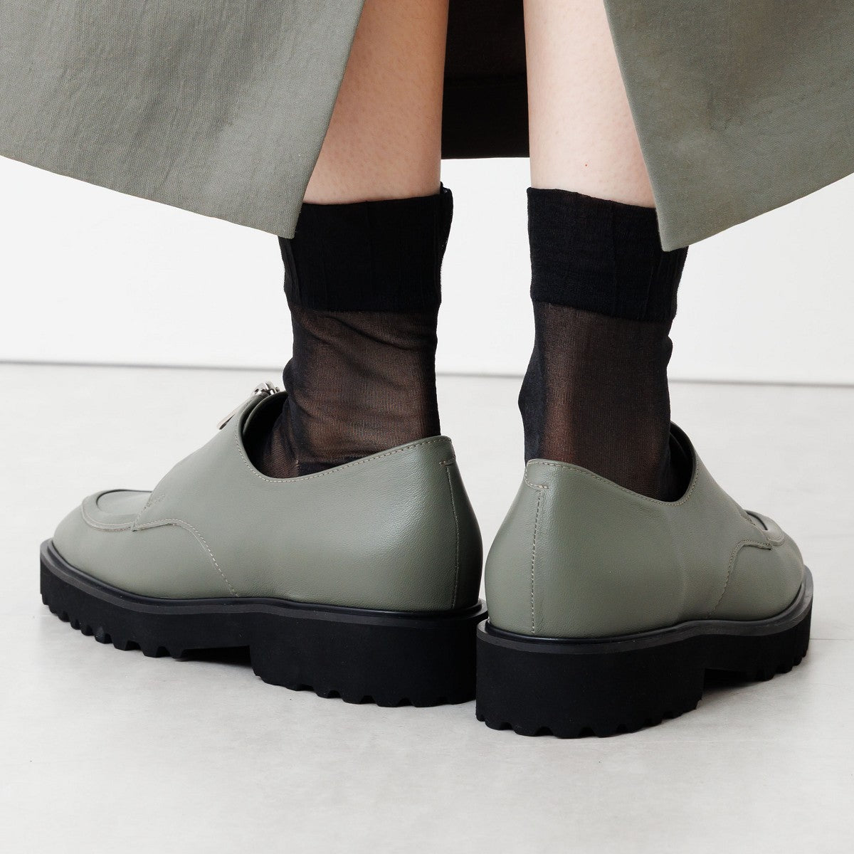 【25AW】トラックソールセンタージップローファー/651325