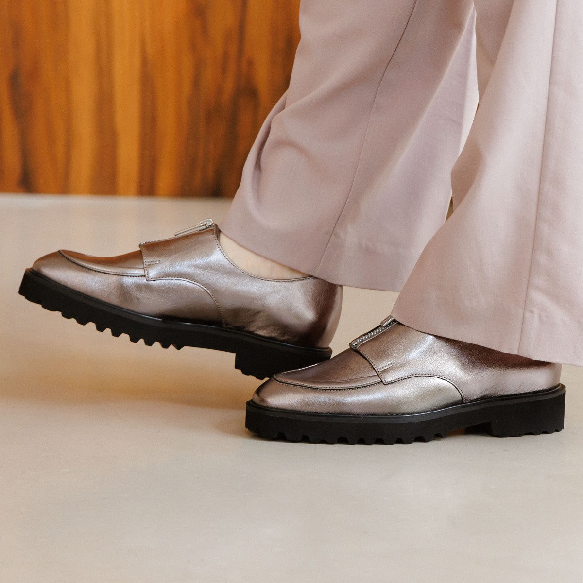 【25AW】トラックソールセンタージップローファー/651325