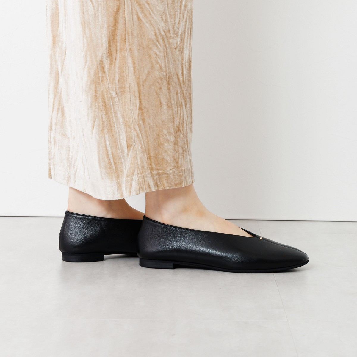 《一部予約/11月上旬入荷予定》【25AW】メタルポイントフラットパンプス/651326