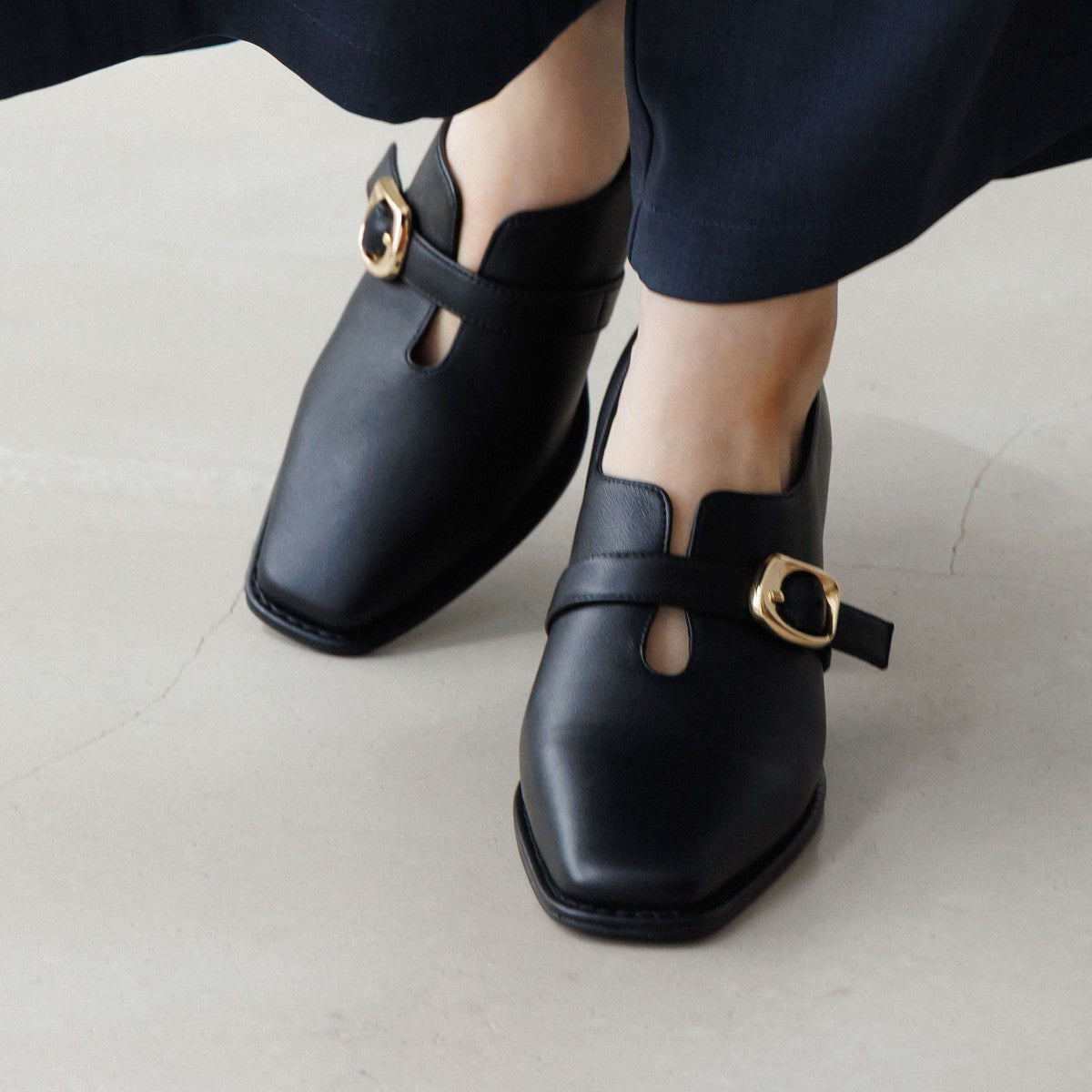 【25AW】ベルトモチーフパンプス/651329