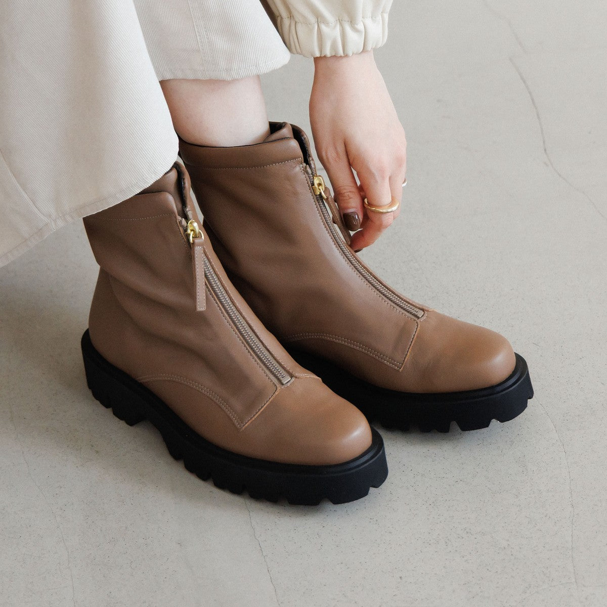 【25AW】フロントジップブーツ/651409