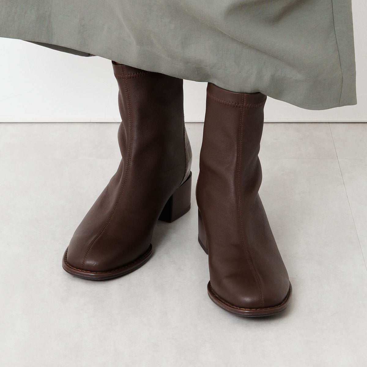 《再入荷/12月中旬入荷予定》【25AW】型押しコンビストレッチブーツ/651420