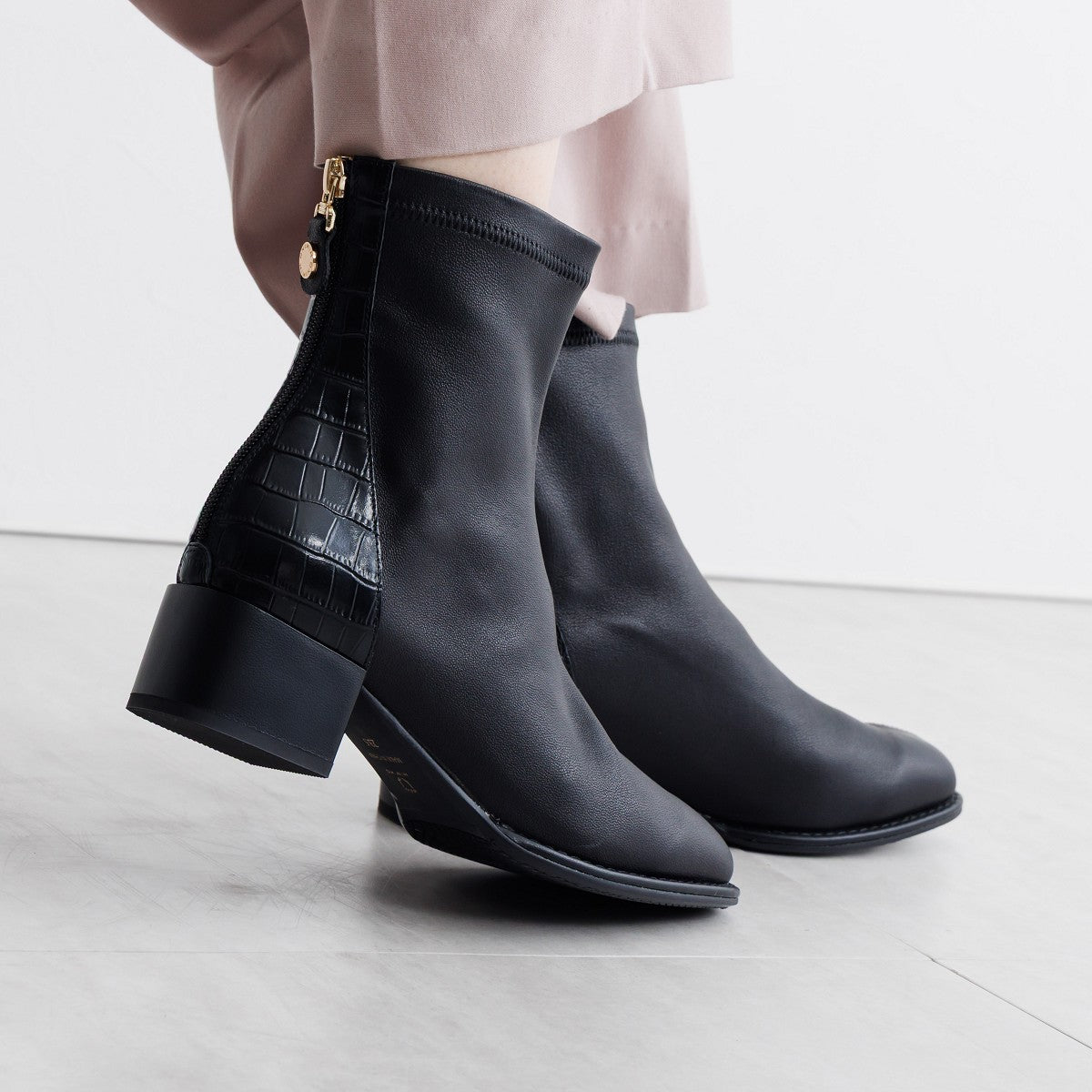 《再入荷/12月中旬入荷予定》【25AW】型押しコンビストレッチブーツ/651420