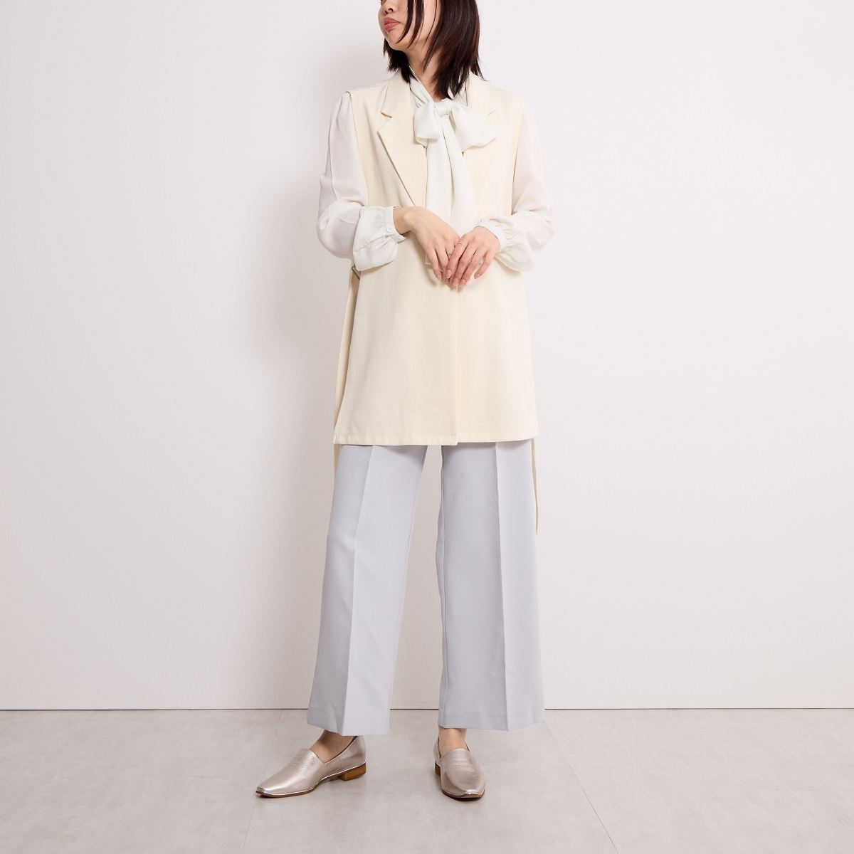 【26SS新色追加】メタルラインソフトレザーフラットパンプス/653101