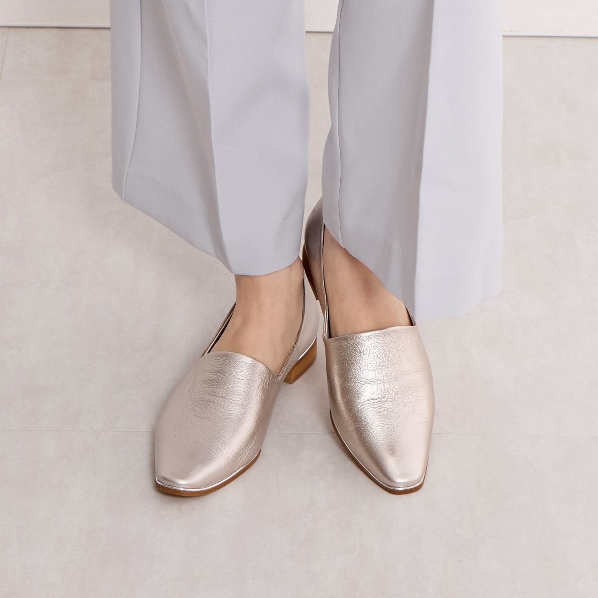 【26SS新色追加】メタルラインソフトレザーフラットパンプス/653101