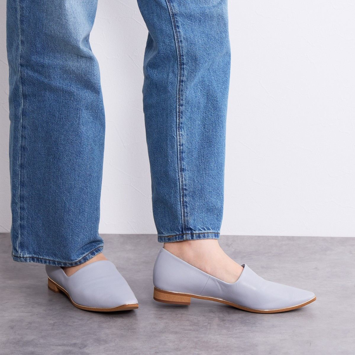 【26SS新色追加】メタルラインソフトレザーフラットパンプス/653101