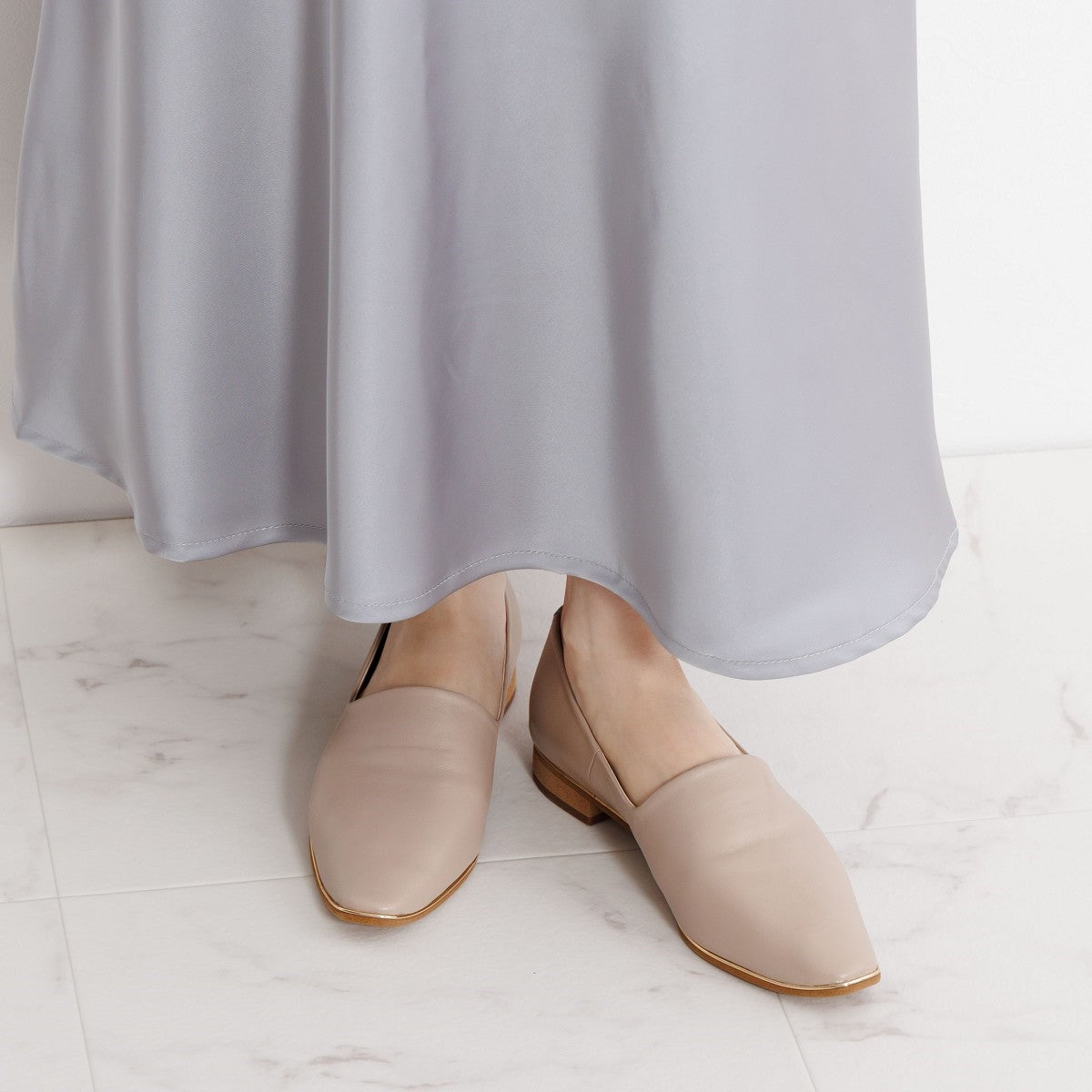 【26SS新色追加】メタルラインソフトレザーフラットパンプス/653101